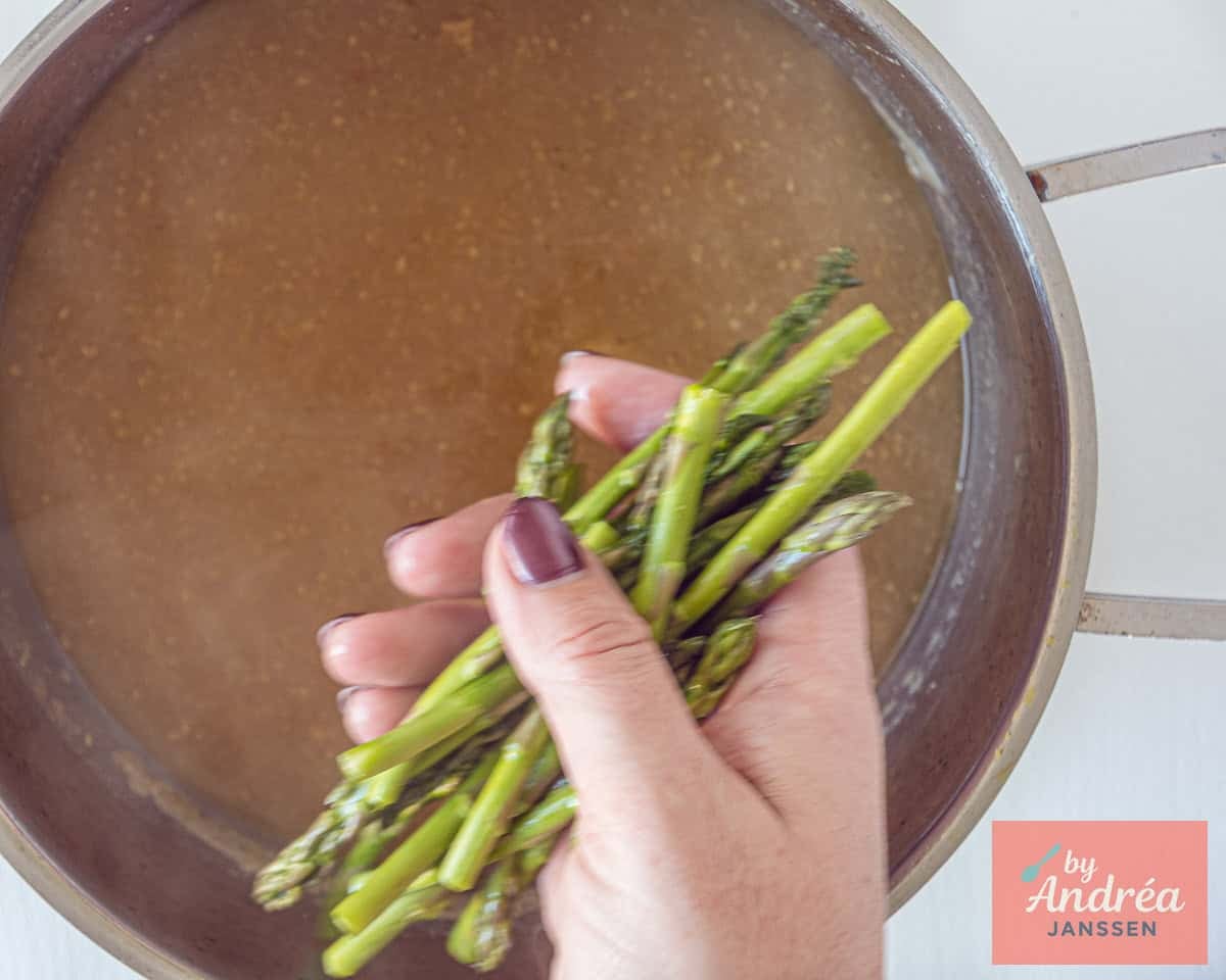 Cook the green asparagus briefly in the soup.