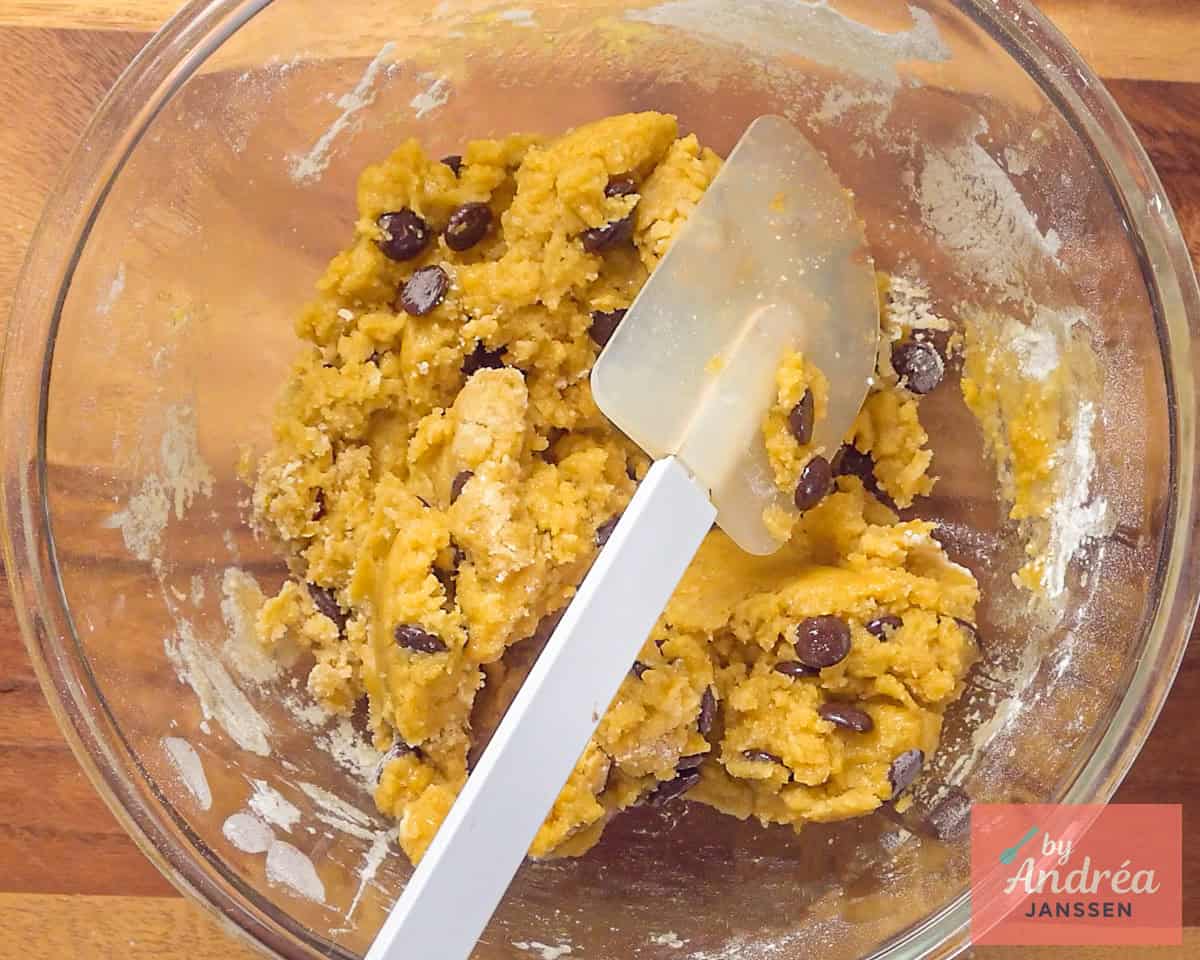 Een glazen kom met chocolate chip koekjes deeg