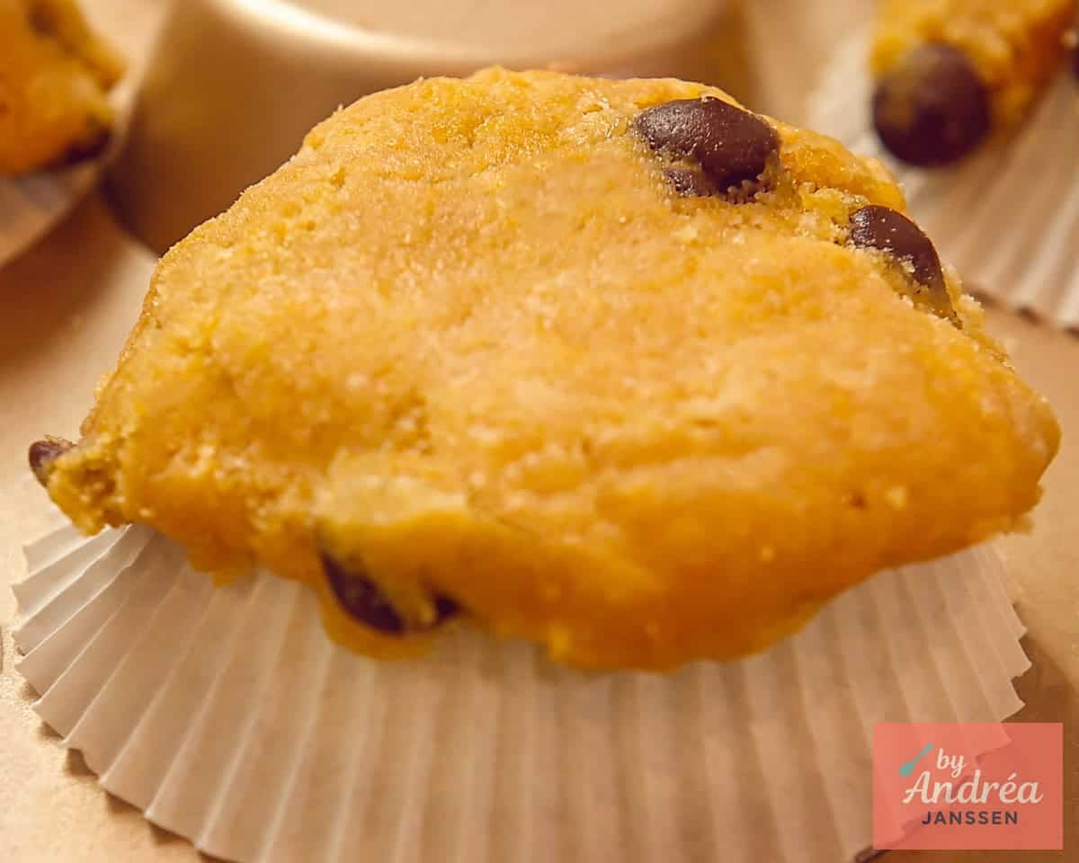 Het koekjesdeeg wordt over de muffinvorm gevormd.