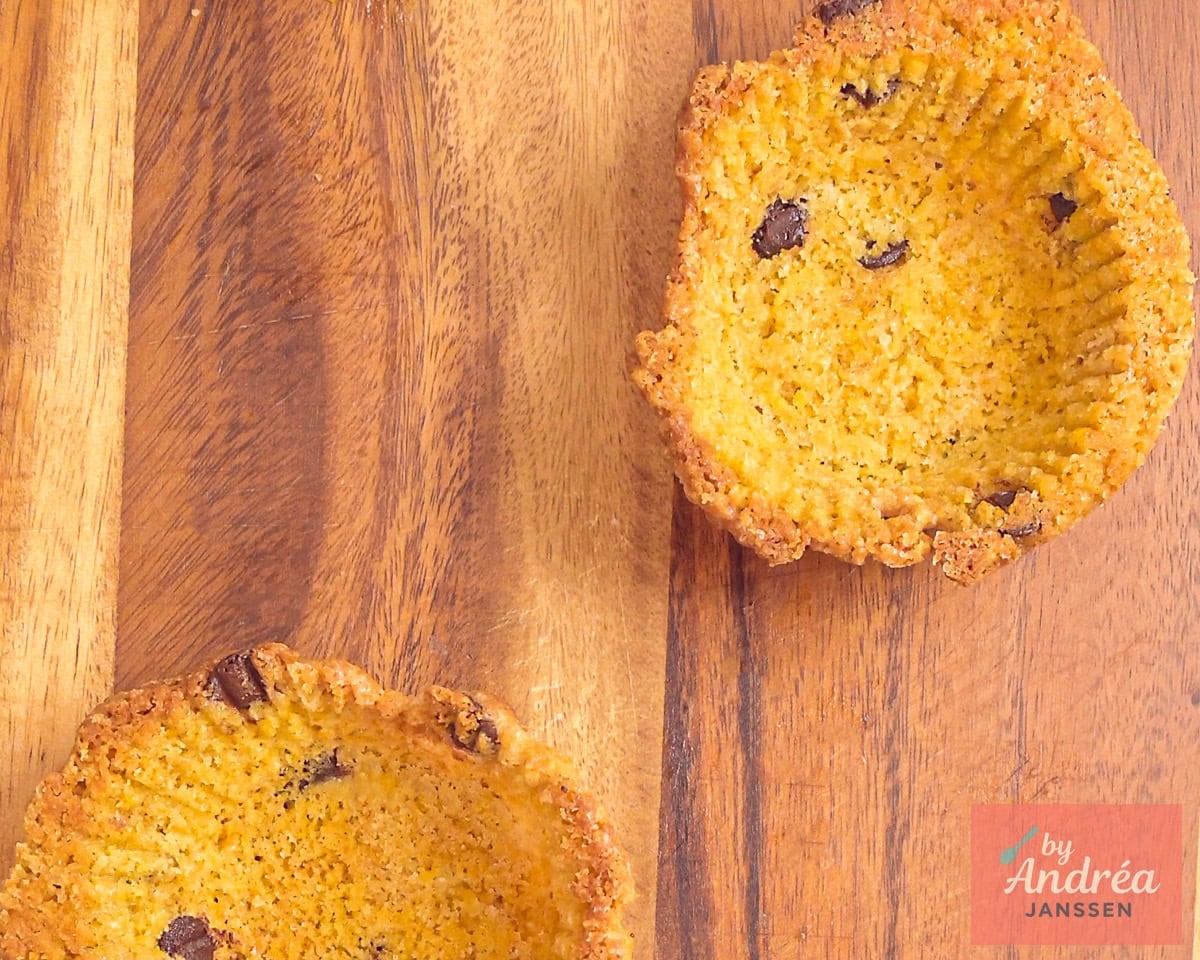 Een gebakken koekbakje op een houten plank