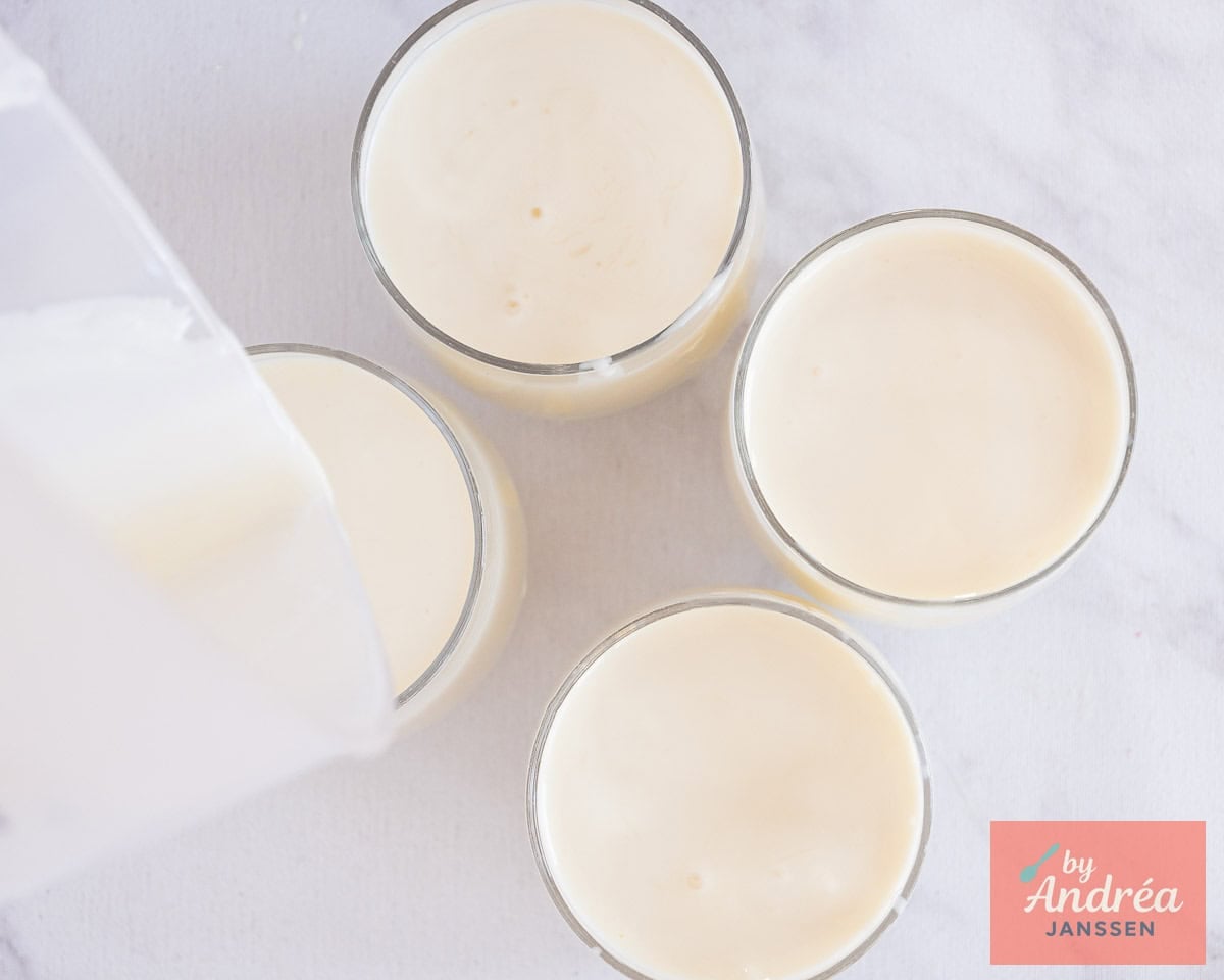 Fill the glasses with the yogurt mix.