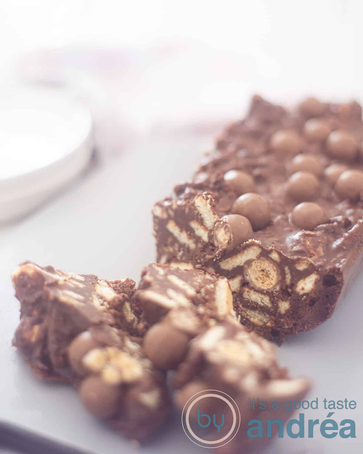 two pieces of arretjes cake with Maltesers on copper plates