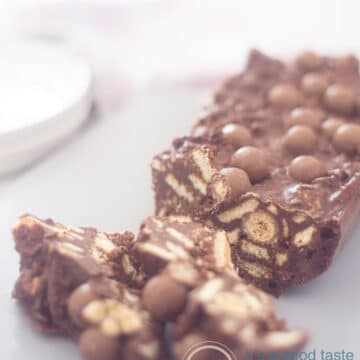 two pieces of arretjes cake with Maltesers on copper plates