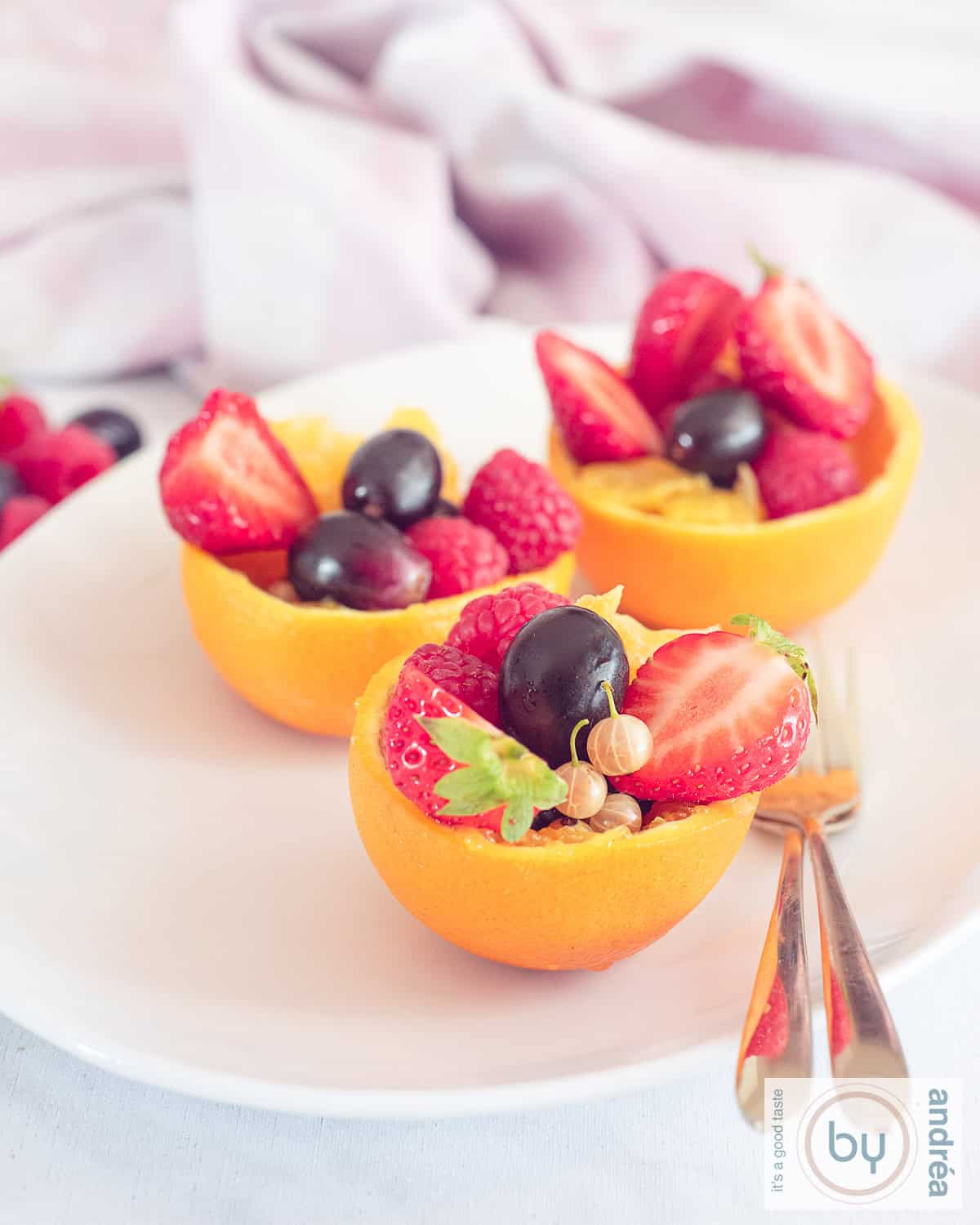 Een hoogtefoto 3 sinaasappelbakjes met vers fruit op een witte schaal