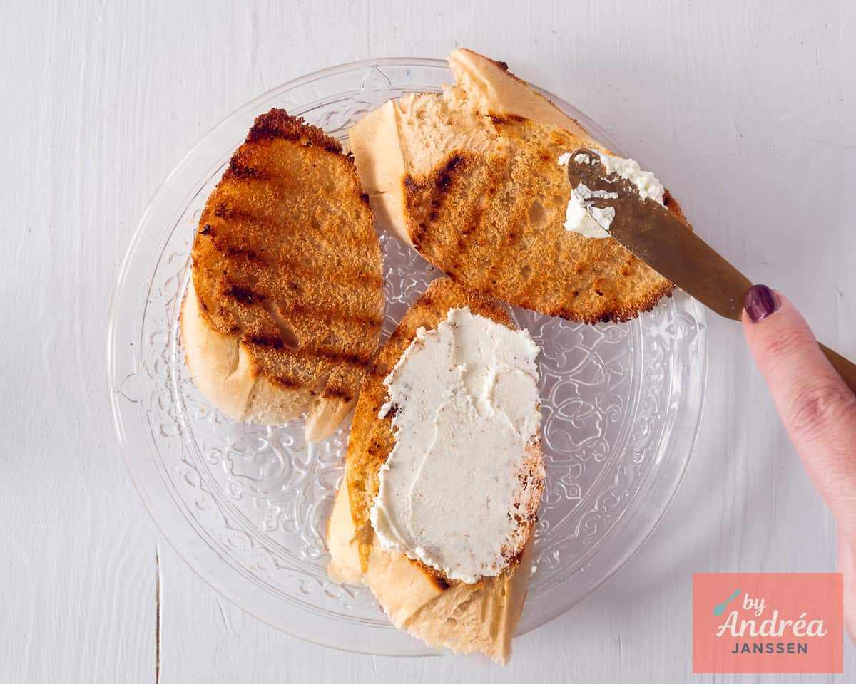 Bestrijk de gegrilde bruschetta met mascarpone