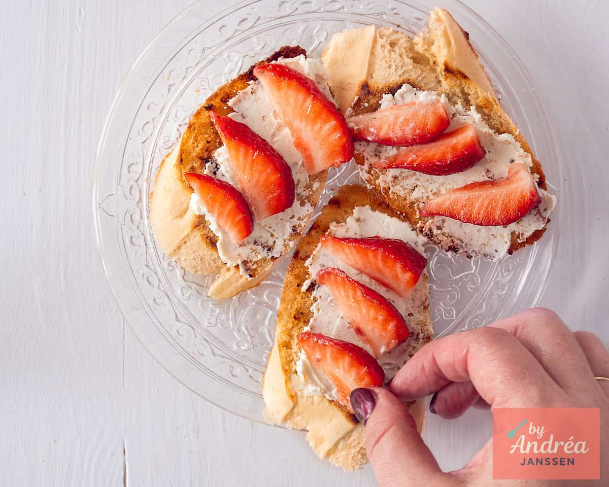Beleg de bruschetta met aardbeien