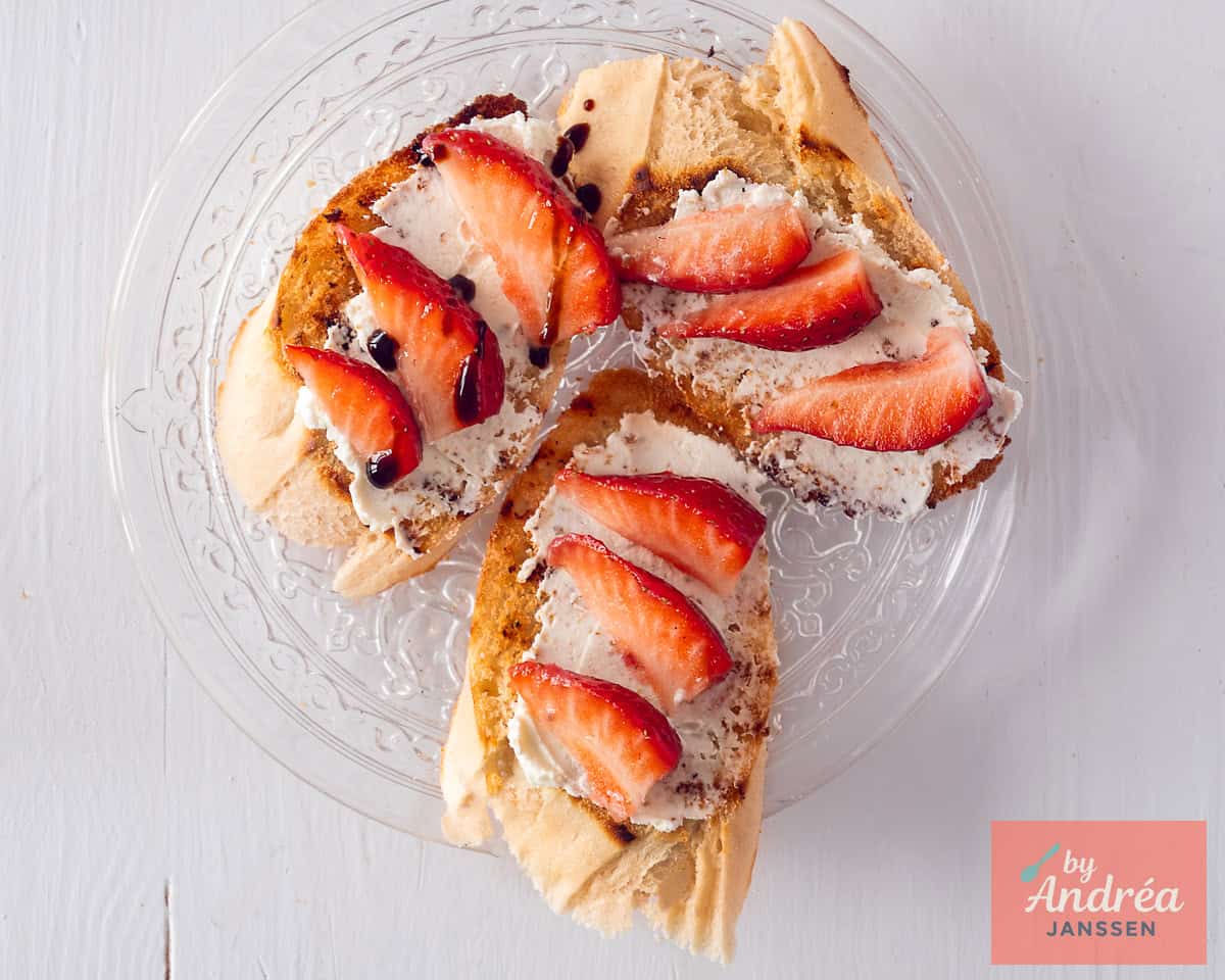 Besprenkel de bruschetta met balsamicocrème
