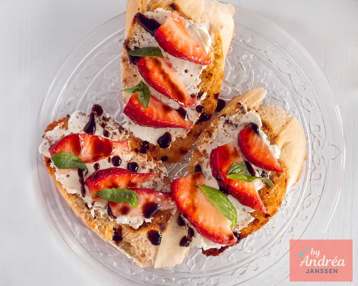 Garneer de bruschetta met basilicum