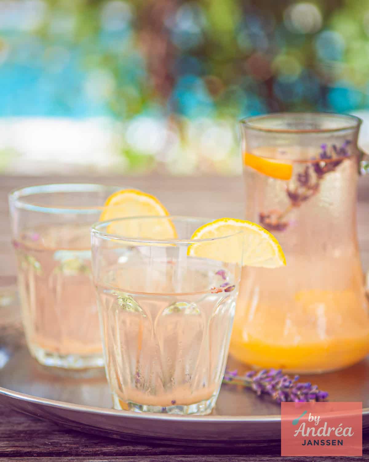 Frisse lavendel limonade met citroen op een zilveren dienblad. 