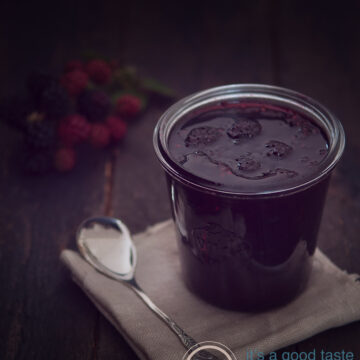 Blackberry jam with oregano