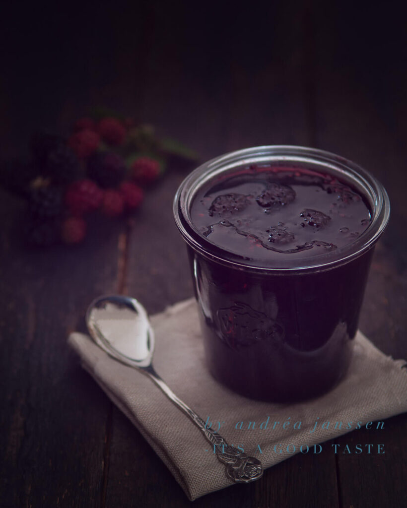 Blackberry jam with oregano