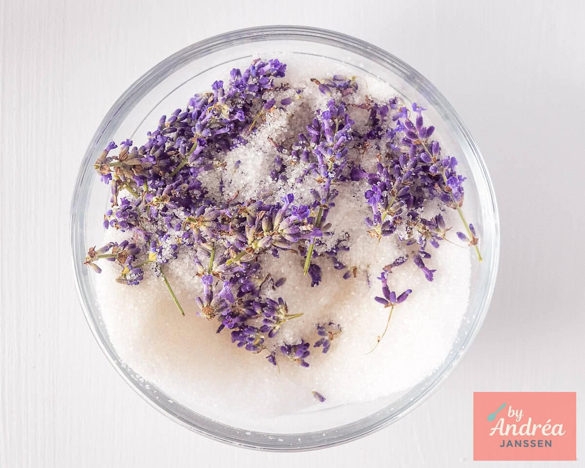 Lavendel door de suiker wrijven