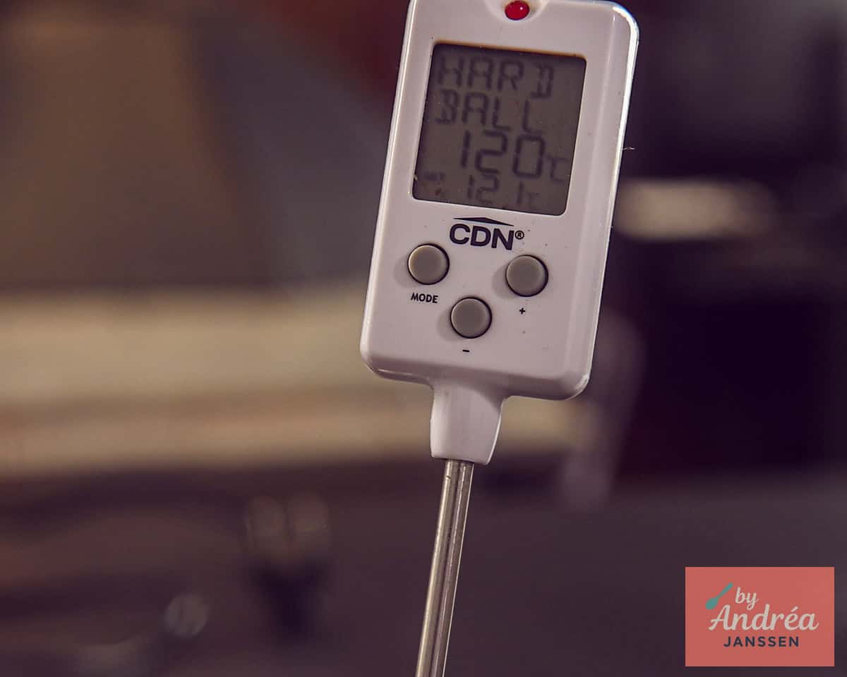 Suikerthermometer geeft de juiste temperatuur aan.