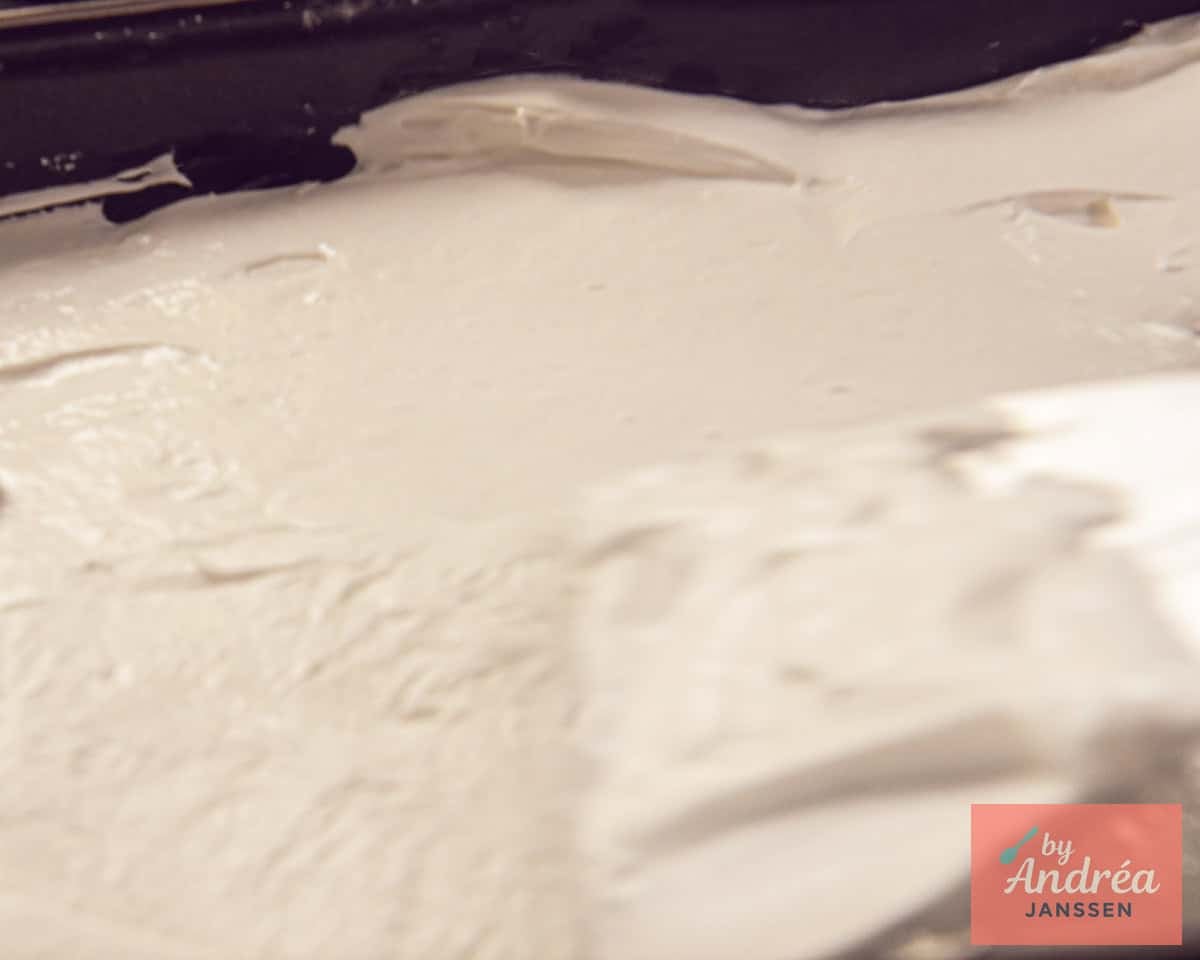 Marshmallow wordt afgesmeerd in de schaal.