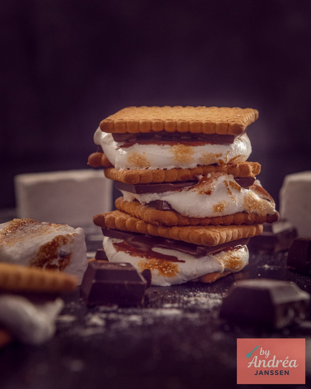 Drie s'mores met zelfgemaakte marshmallows op elkaar gestapeld