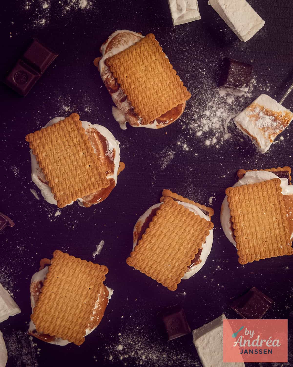 Een foto van bovenaf van s'mores tussen een chocoladekoekje.