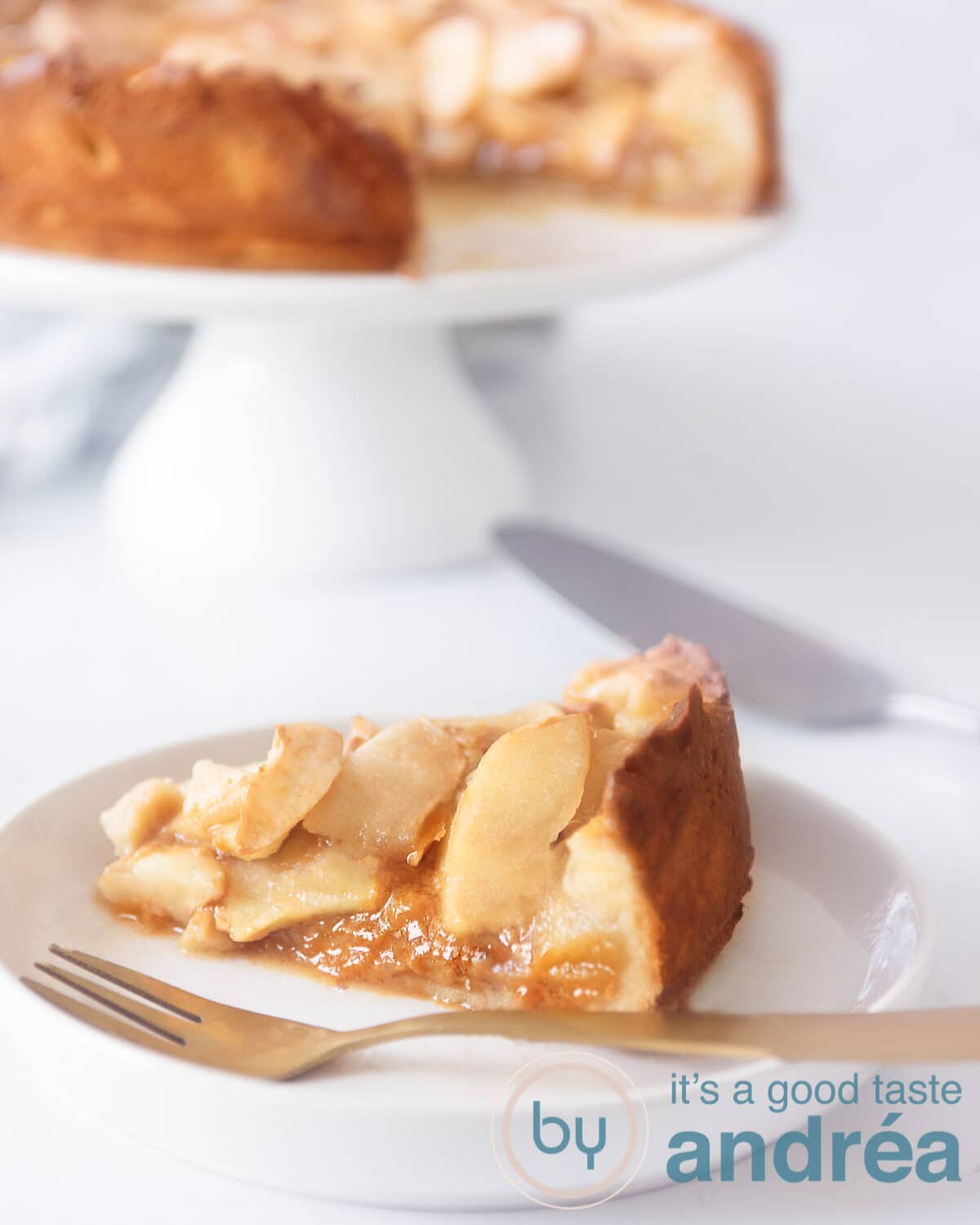 Een heerlijke appeltaart op een wit bord met een theedoek