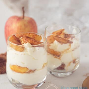 two glasses with apple pie on a wooden plate