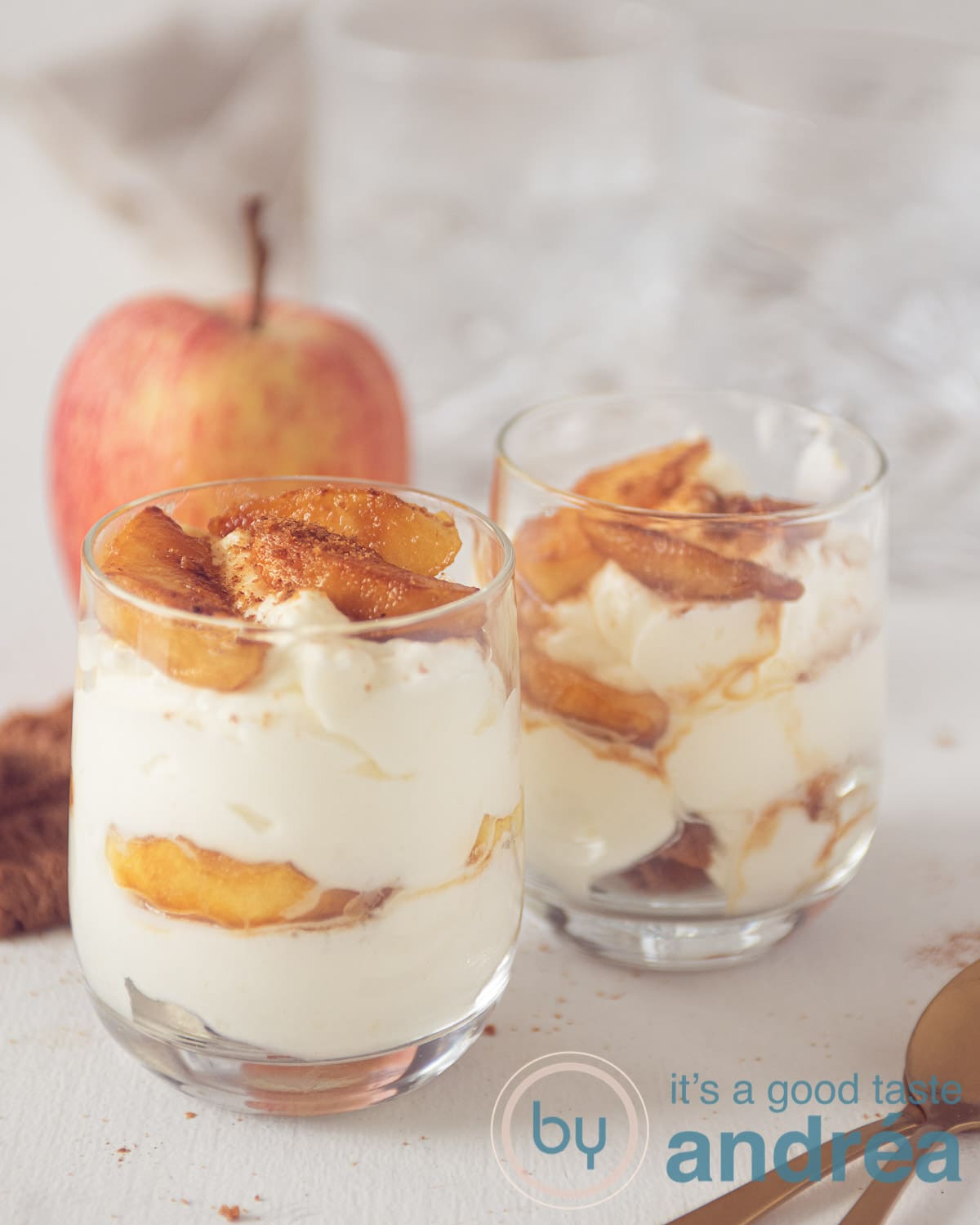 Drie glaasjes gevuld met appels slagroom en koekjes