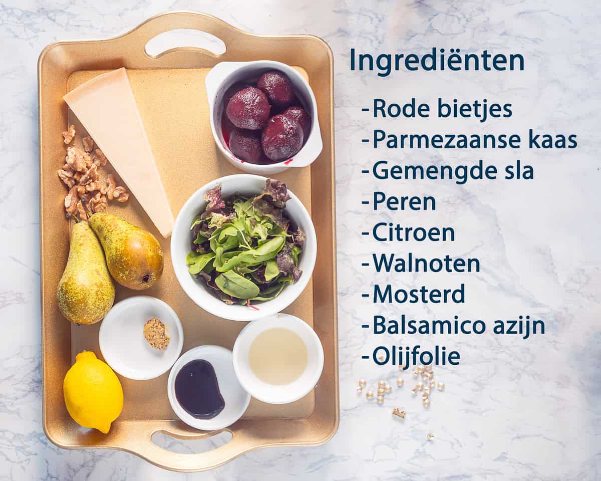 ingredienten Bietencarpaccio op een gouden dienblad en een tekstbeschrijving van alle ingredienten