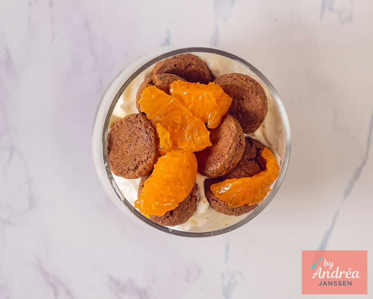 Kruidnoten and mandarin segments on the mascarpone cream layer in the glass.