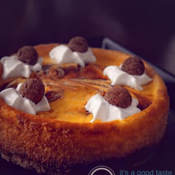 a speculoos cheesecake with dots of whipped cream and pepernoten