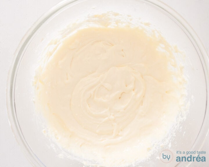 Beat cream cheese with egg, yolk, whipped cream and vanilla extract in a glass bowl