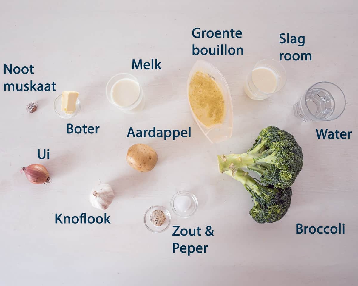 Ingredienten Broccoli Cappuccino soep een witte ondergrond met tekstbeschrijving