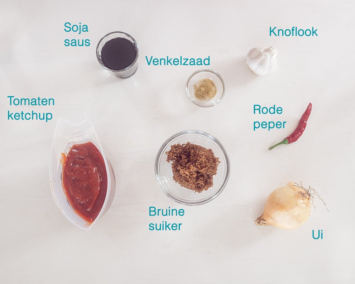 Ingrediënten zelfgemaakte Barbecuesaus, individueel gelabeld op een witte ondergrond