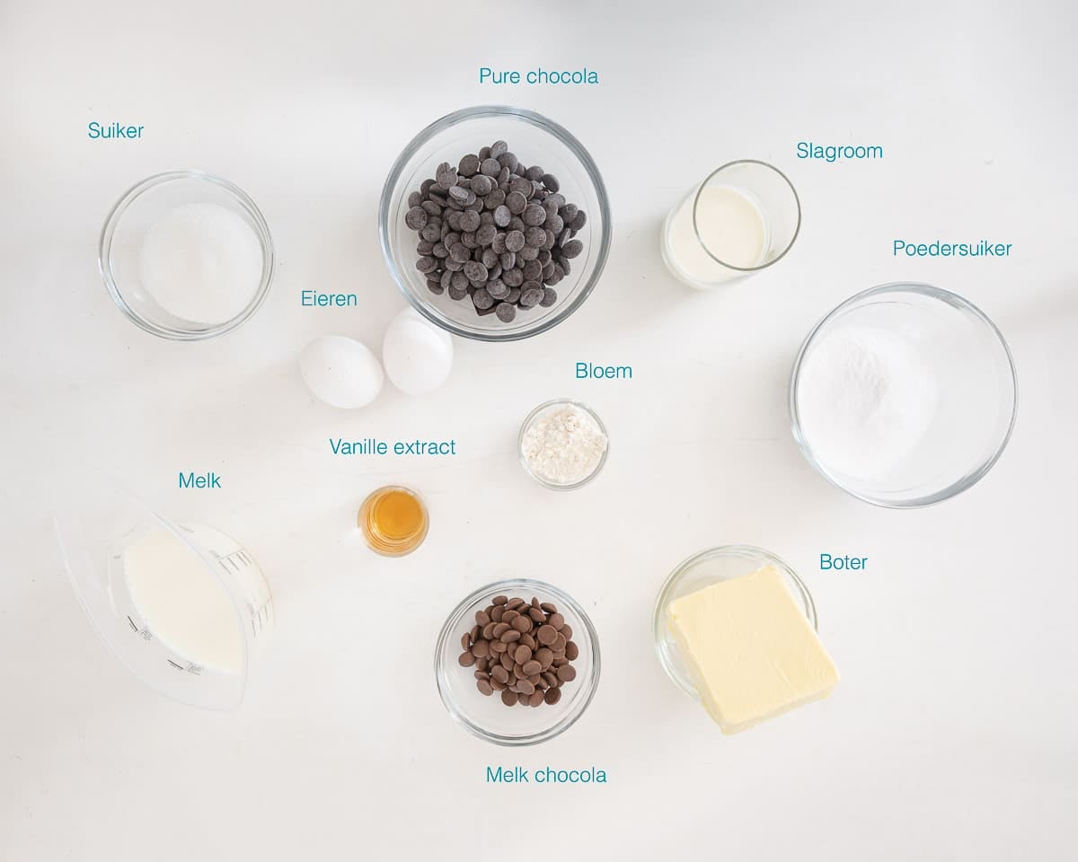 Ingrediënten chocolade truffel cake ganache individueel gelabeld op een witte ondergrond