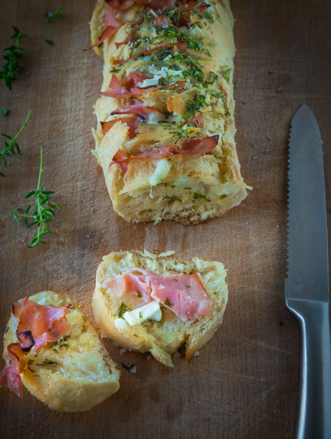 STOKBROOD MET GEITENKAAS, KRUIDENBOTER EN HAM-12 stokbrood met geitenkaas, ham en kruidenboter