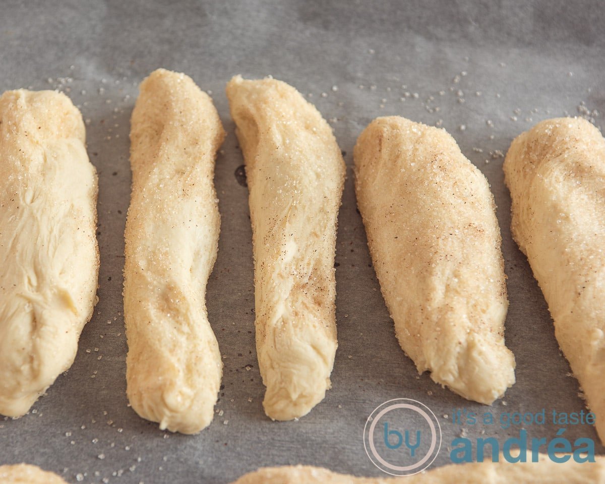 The bolus dough is divided into 10 pieces and lies on a baking tray with baking paper