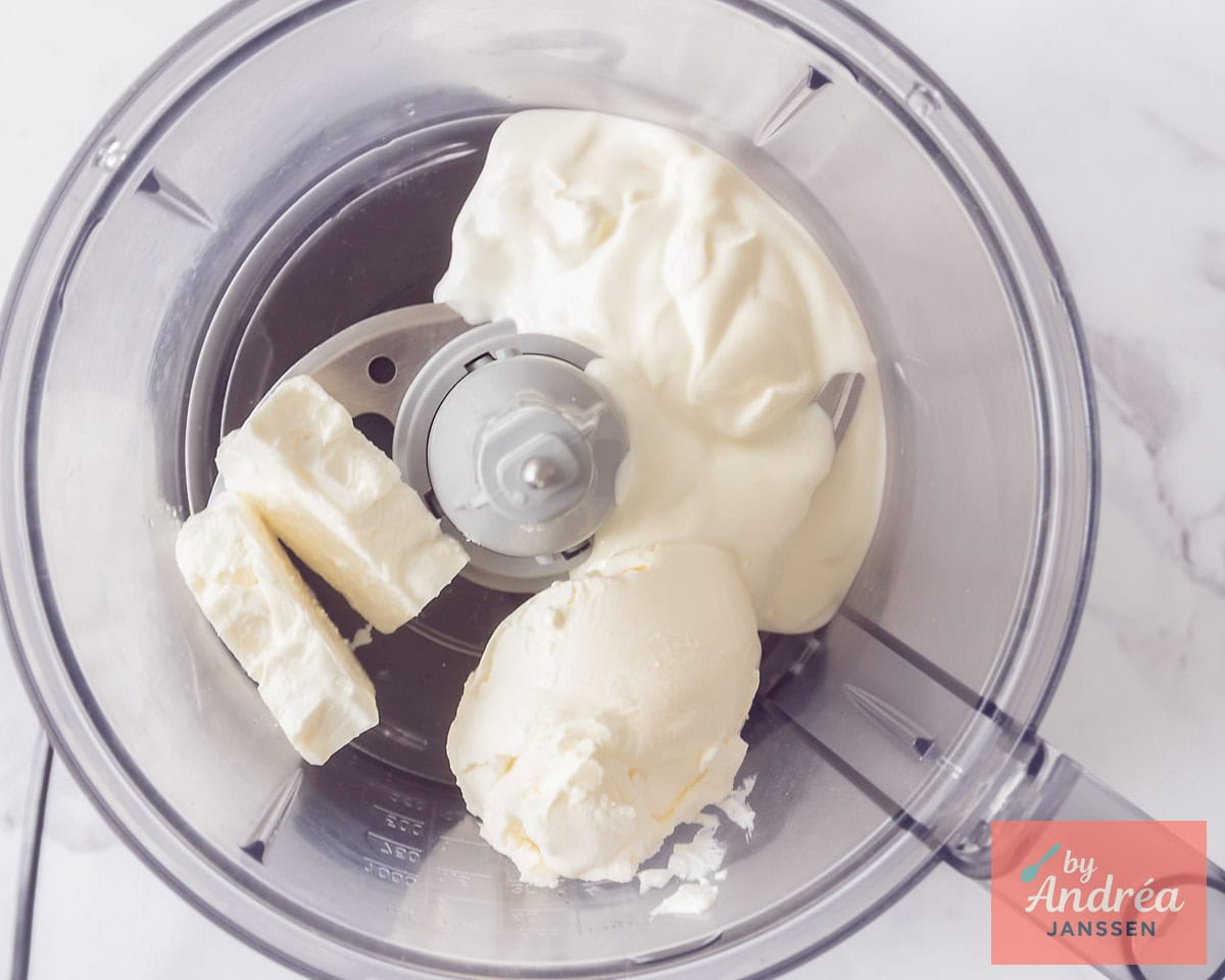 Feta, crème fraîche en yoghurt in de schaal van de keukenmachine