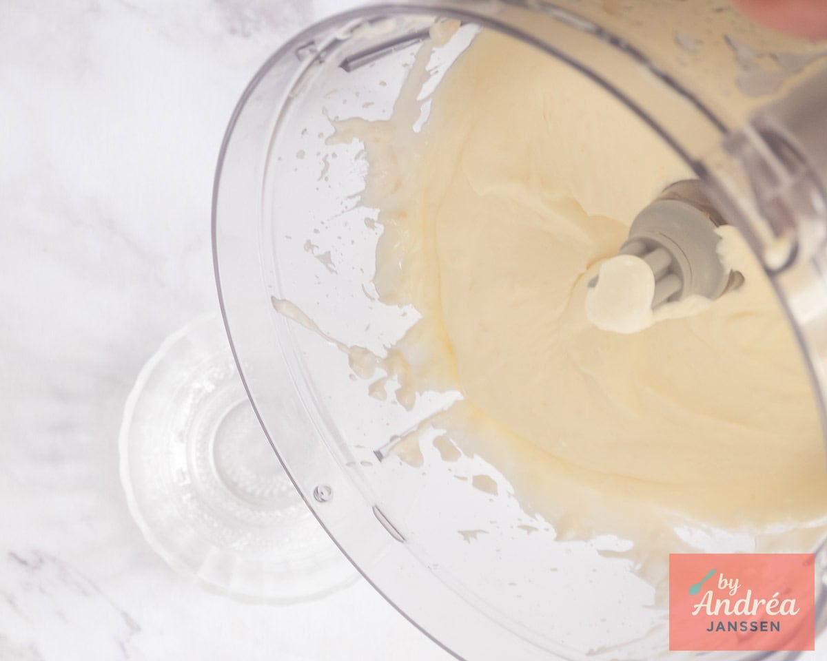 De romige feta dip wordt in het schaaltje gegoten.