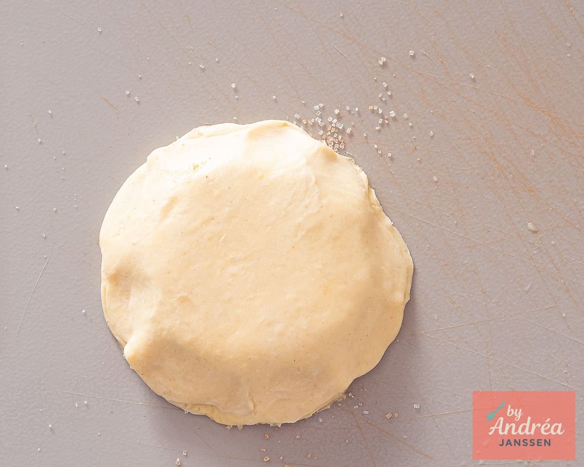 ealing puff pastry around apple slices to make air fryer appelbeignets