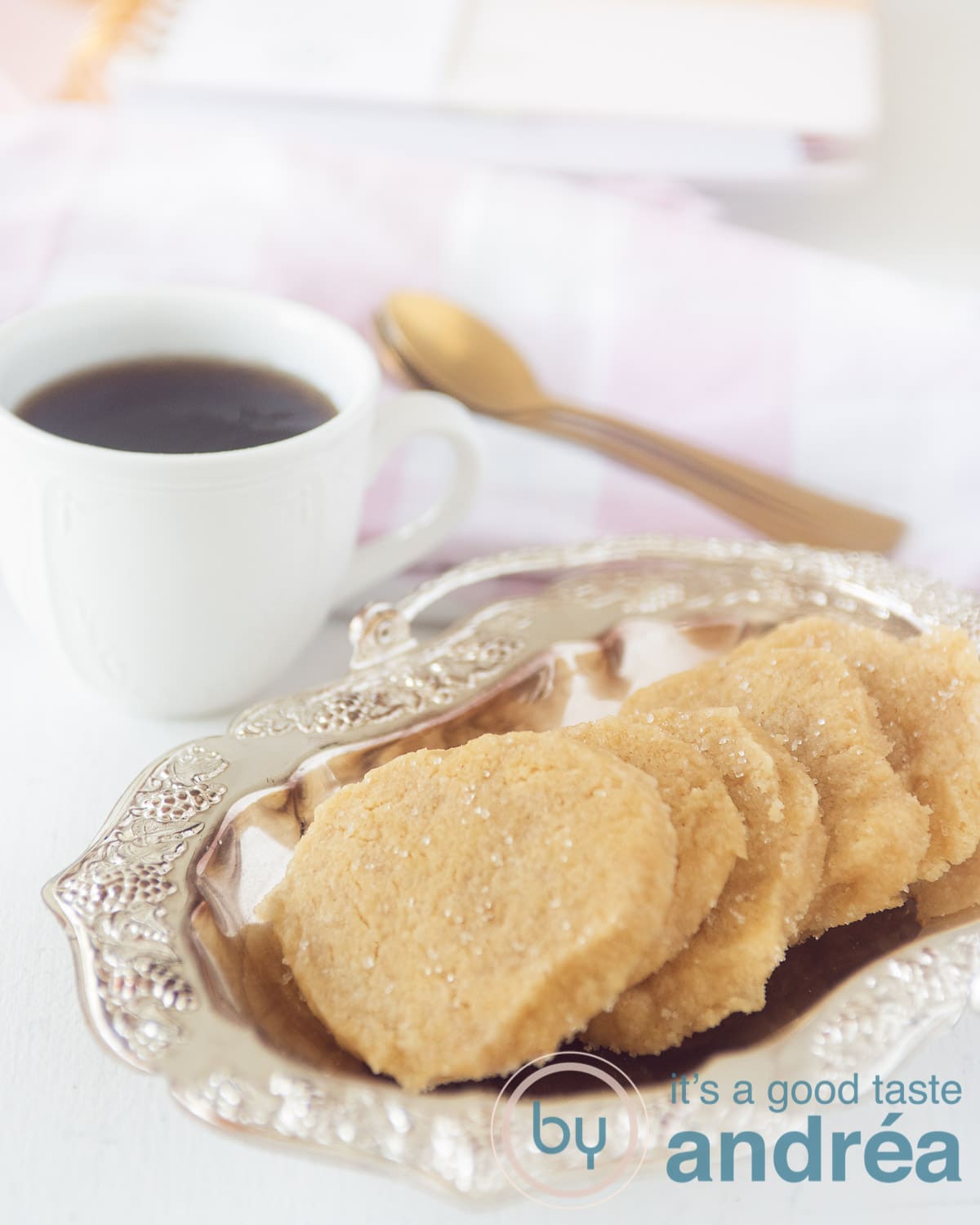 Gemberkoekjes op bord met koffie