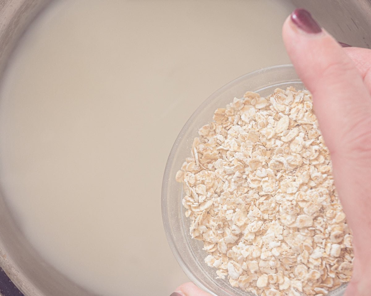 Havermout wordt aan warme melk toegevoegd.