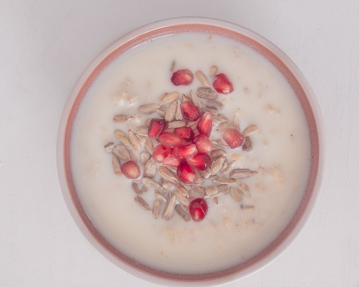 Havermoutpap met zonnebloempitten en granaatappelpitten
