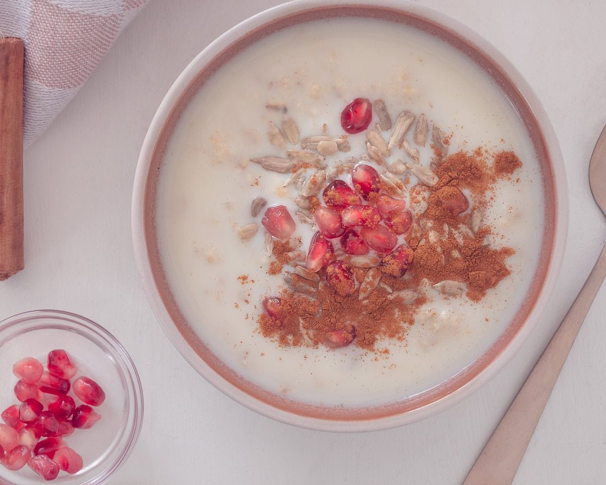 Een breedtefoto met een havermout pap met zonnebloempitten, granaatappelpitten en kaneel