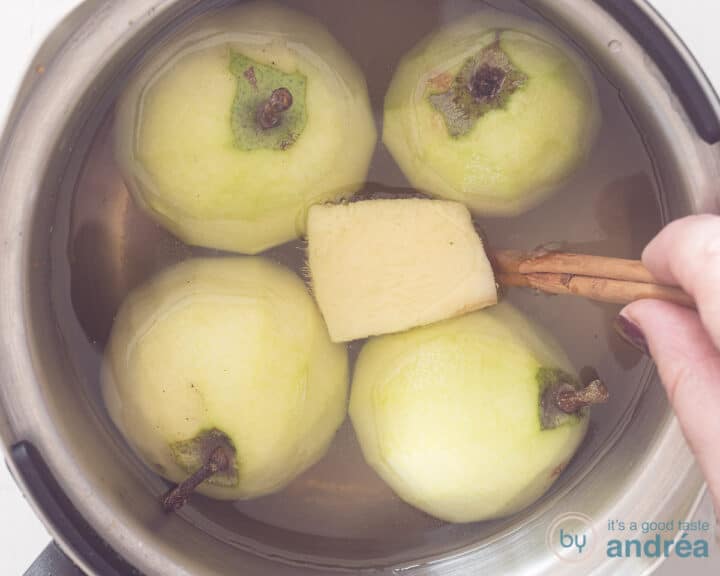 A saucepan with stewed pears, Prosecco, cinnamon and ginger