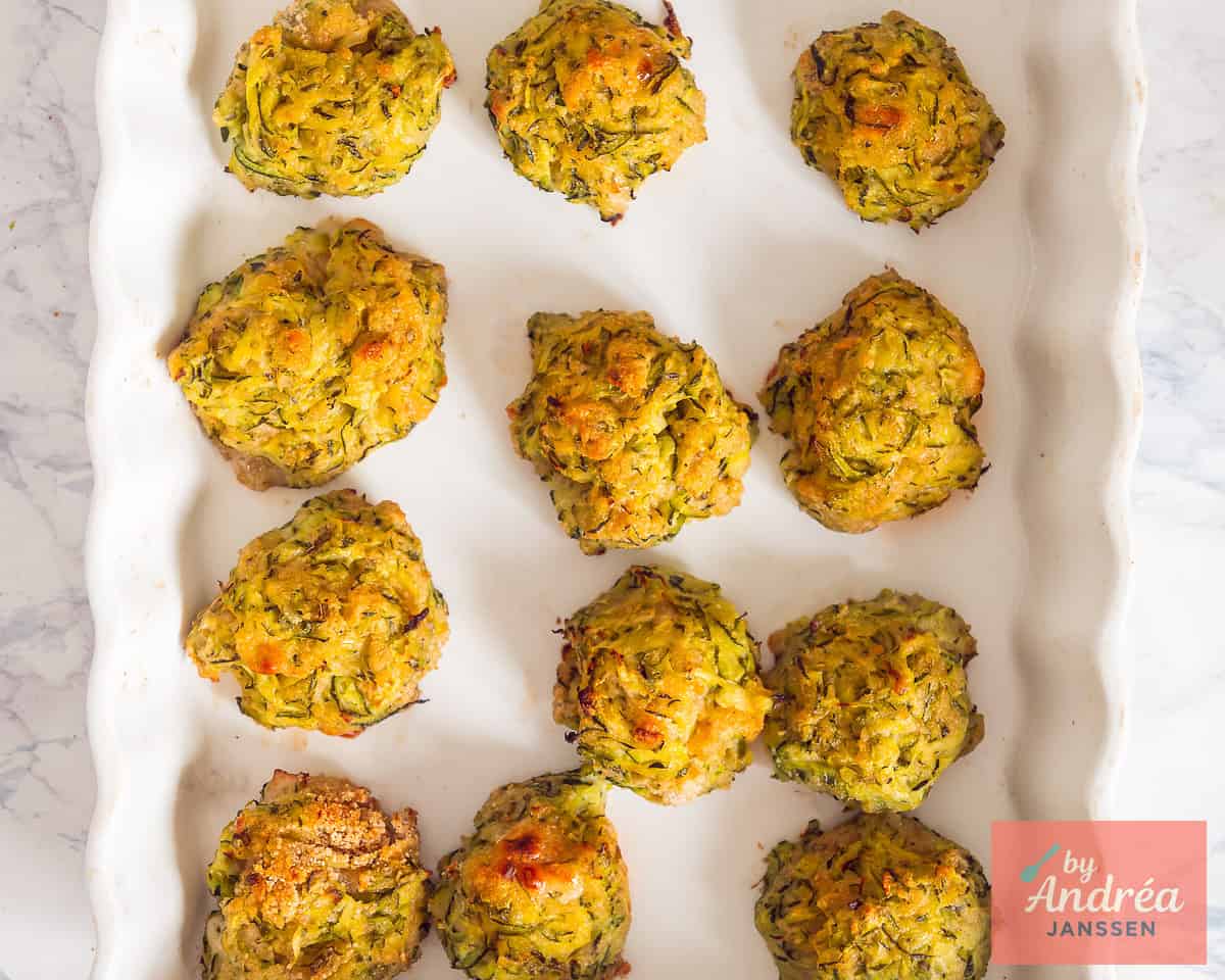 Courgette balletjes gegaard in de oven in een witte ovenschaal