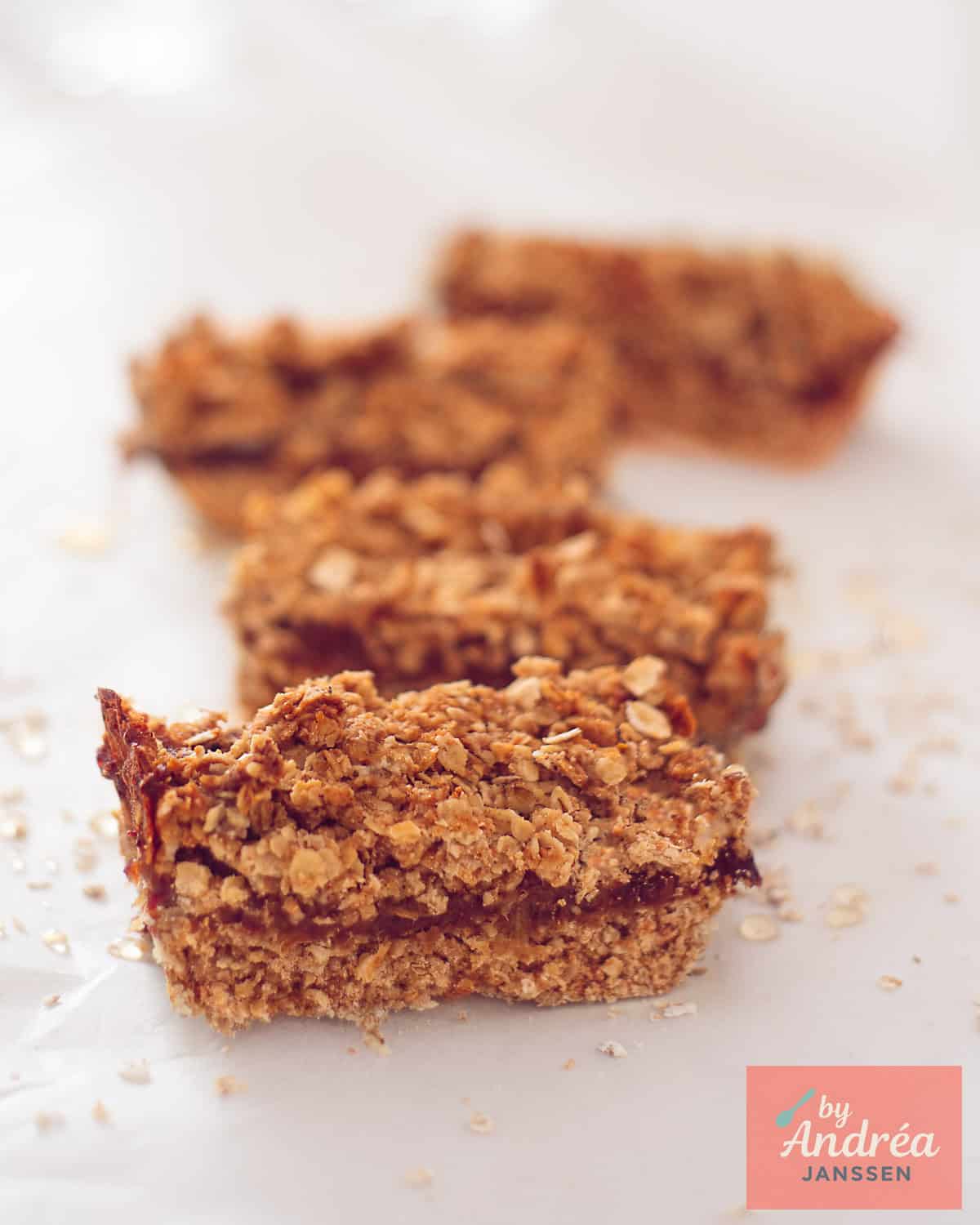 date bars, 4 pieces, one after the other on a white background.