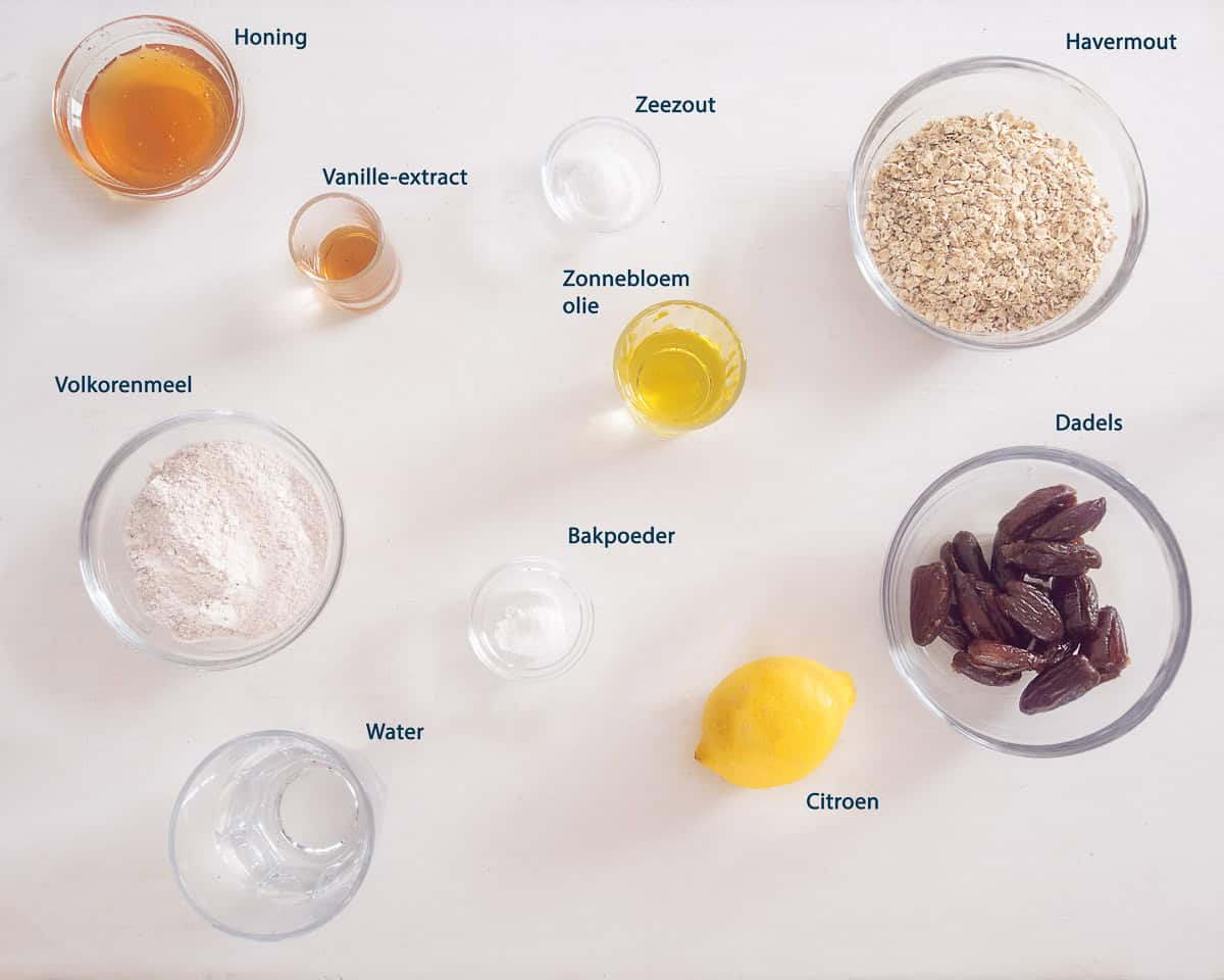 Ingredienten Dadel Havermoutrepen Zelf Maken Thuis op een witte ondergrond met tekstbeschrijving.