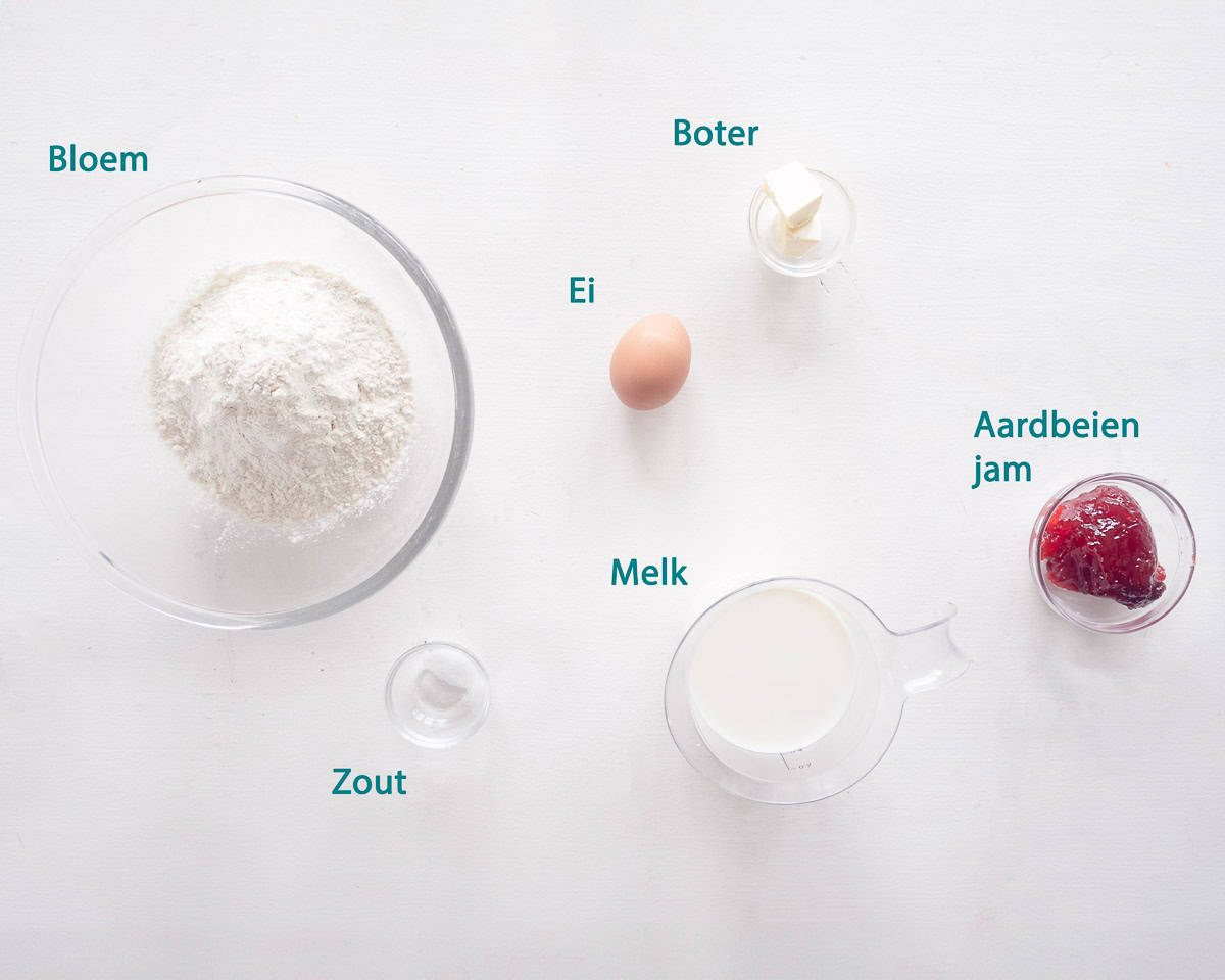 Ingredienten Valentijnspannenkoeken op een witte ondergrond met een tekstbeschrijving van elk ingredient
