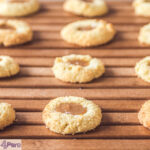 Kokoskoekjes met karamel – coconut cookies with caramel Kokoskoekjes met karamel - coconut cookies with caramel