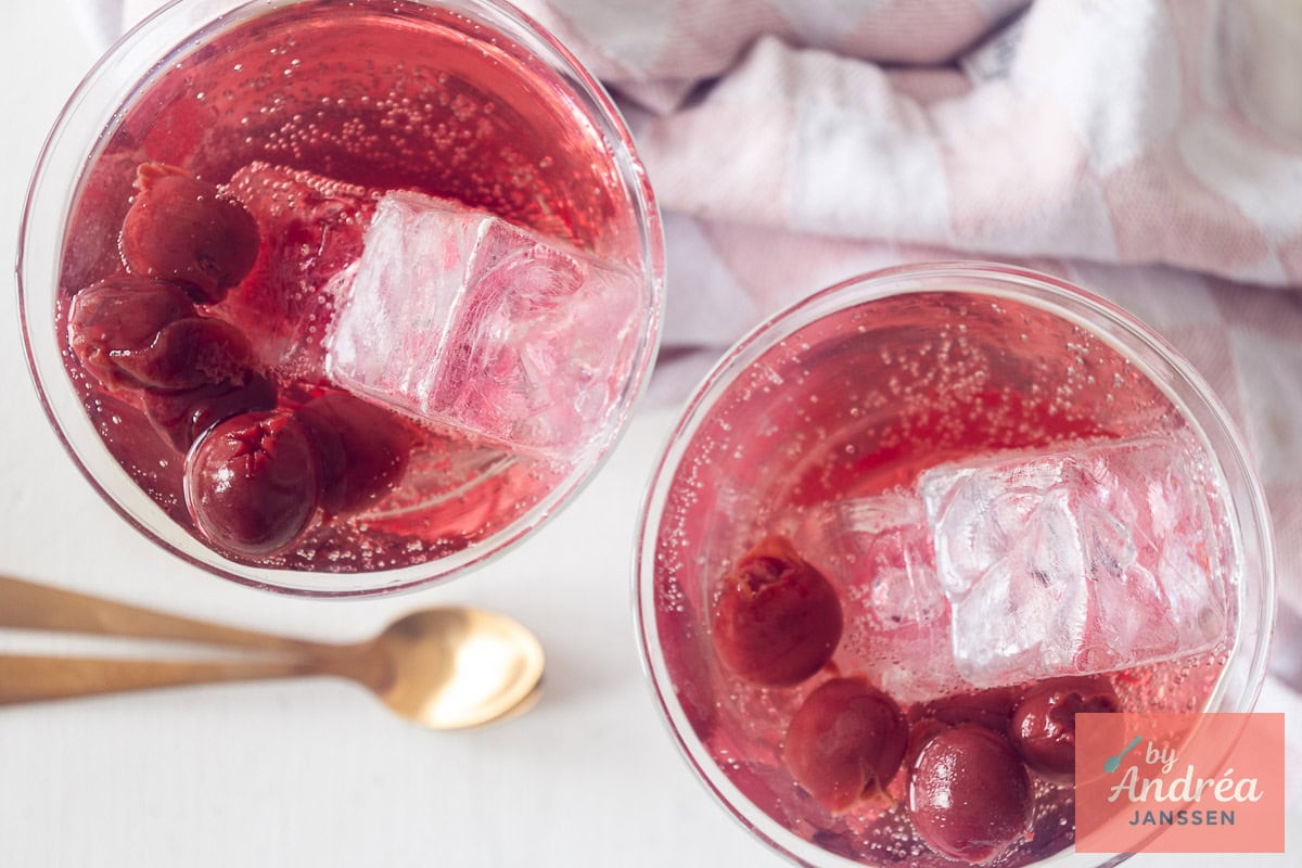 To a cherry cocktail with Prosecco are cherries added