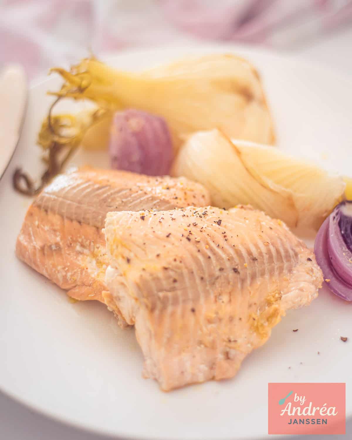 Een wit bord met Gepocheerde Zalm in Geurige Bouillon