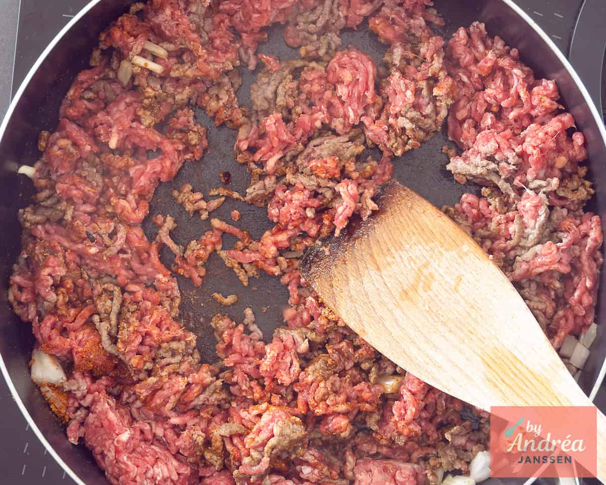 Gehakt wordt rul gebakken in een koekenpan