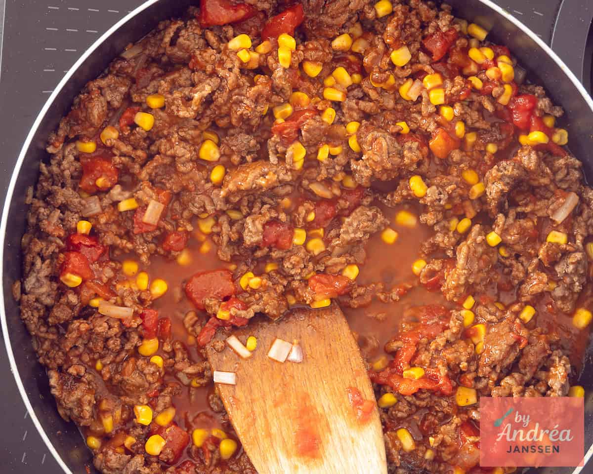Gehakt, saus en groenten in een koekenpan