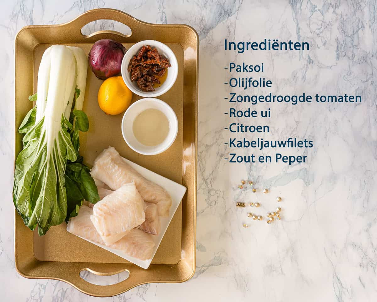 Ingredienten Paksoi met Vis in de Oven op een gouden dienblad met ernaast een tekstbeschrijving.